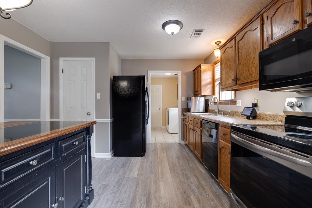 6943 Doefield Trail Bartlett, TN 38135 - Photo 13 of 32 a kitchen with stainless steel appliances a refrigerator stove and sink