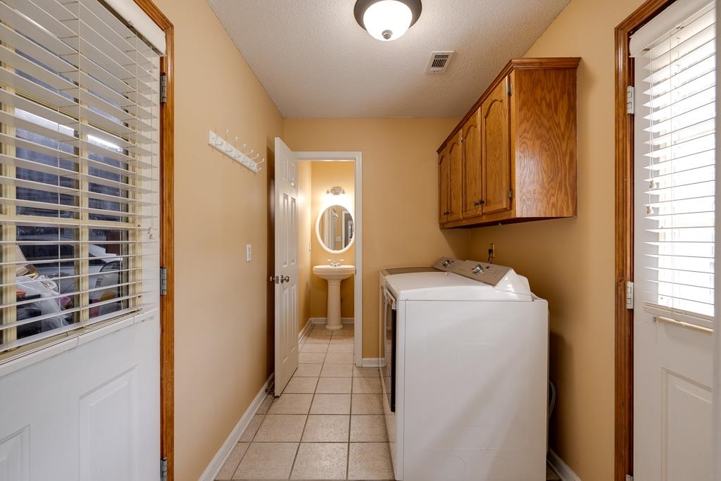 6943 Doefield Trail Bartlett, TN 38135 - Photo 15 of 32 a utility room with dryer and washer