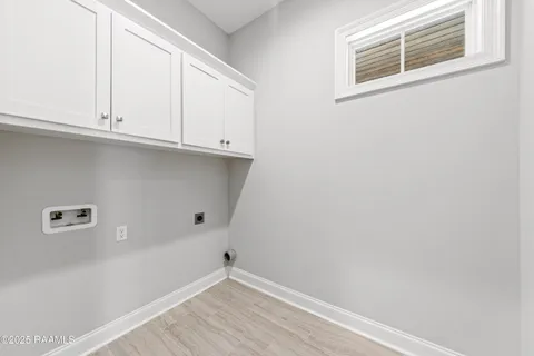 $358,599 | 113 Oak Village Drive, Scott, LA 70583