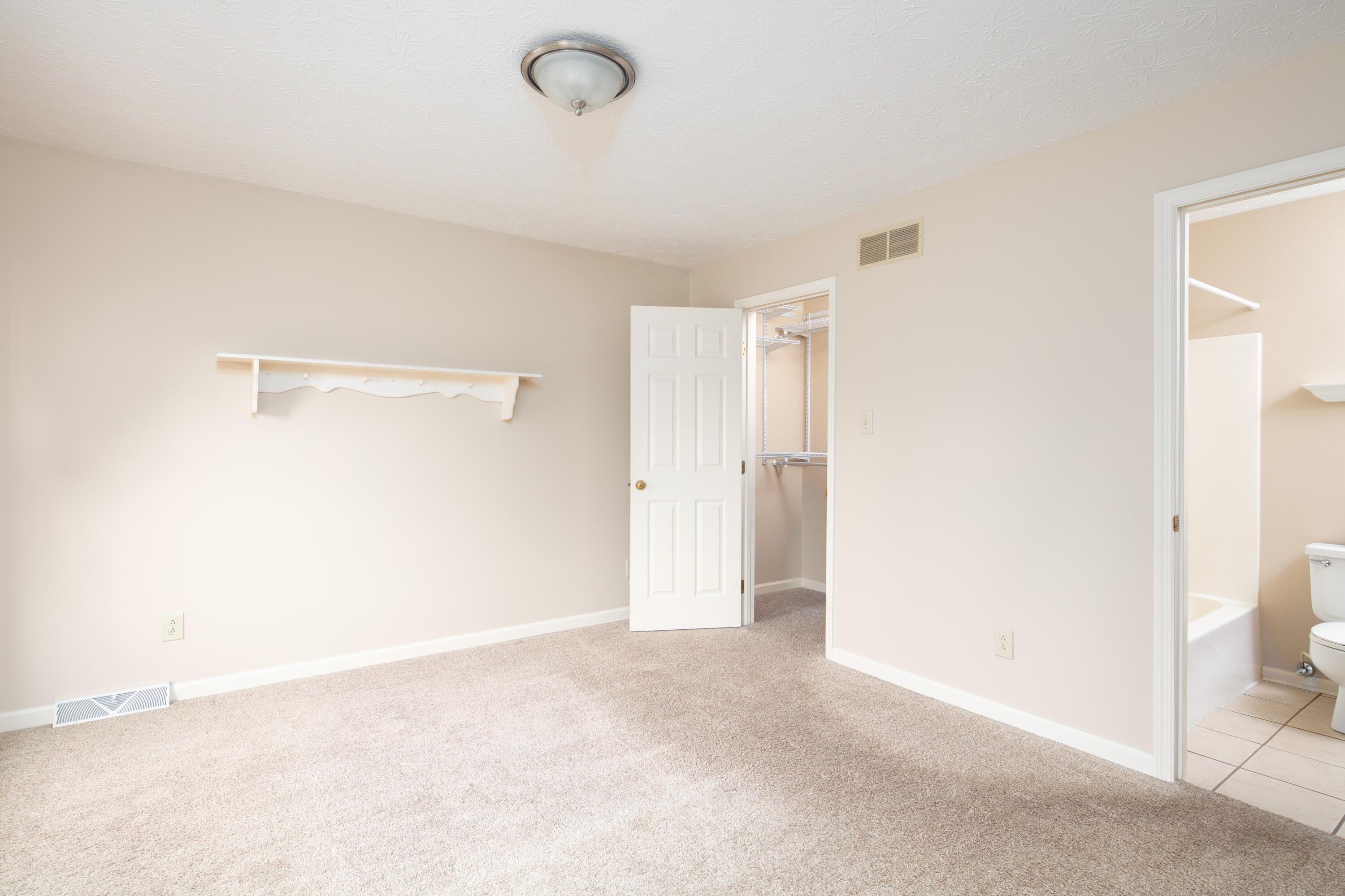 4295 Vince Road Nicholasville, KY 40356 - Photo 19 of 33 First floor guest room