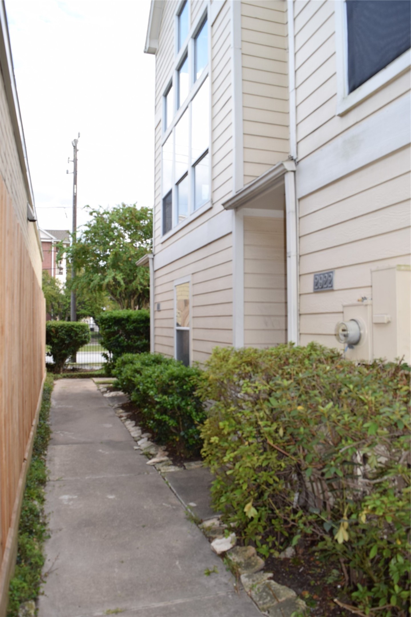2922 Crawford Street Houston, TX 77004 - Photo 30 of 33 a view of a backyard of the house