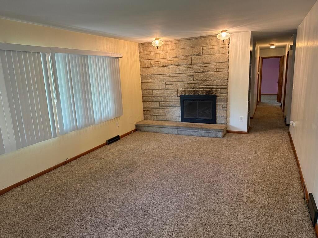 91 Sharon Road Chillicothe, OH 45601 - Photo 2 of 7 1 91 LR frm DR w FP