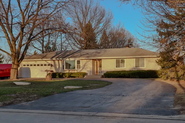 $529,000 | 7-n240 West End Road, Roselle, IL 60172