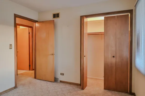 $529,000 | 7-n240 West End Road, Roselle, IL 60172