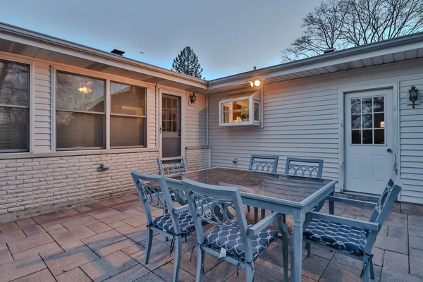$529,000 | 7-n240 West End Road, Roselle, IL 60172