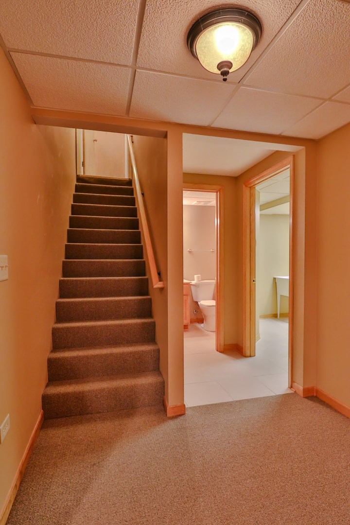 7-n240 West End Road Roselle, IL 60172 - Photo 9 of 37