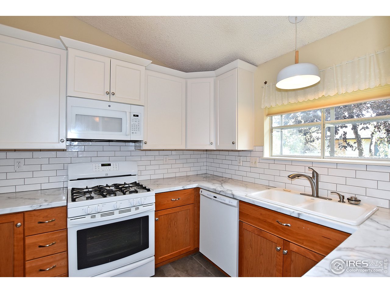 2300 Antelope Road Fort Collins, CO 80525 - Photo 10 of 40 Gas stove!