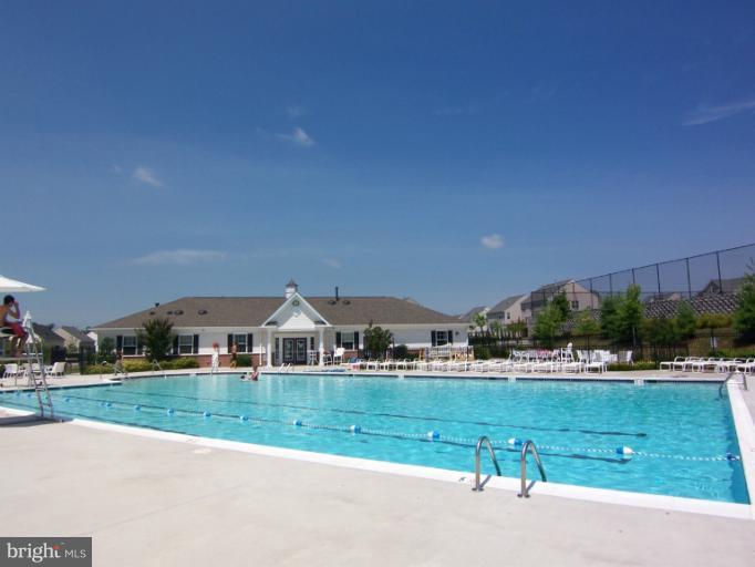 6613 Pebble Brooke Road Baltimore, MD 21209 - Photo 4 of 28 Sparkling community pool