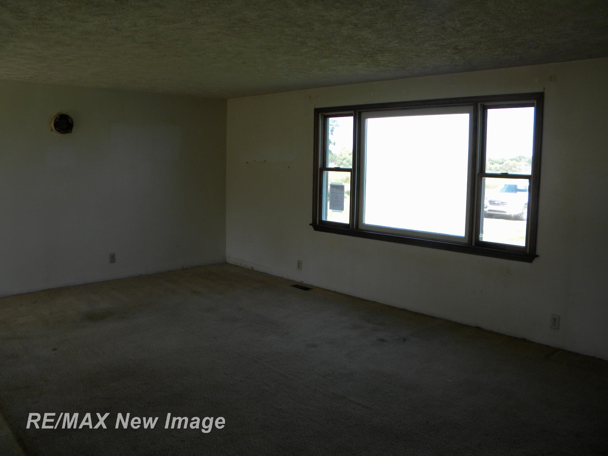 266 East Henderson Road Owosso, MI 48867 - Photo 3 of 20 50125339-2.JPG