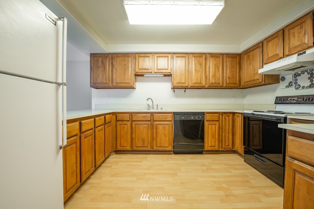 132 North 132nd Street, Unit 202 Seattle, WA 98133 - Photo 9 of 25