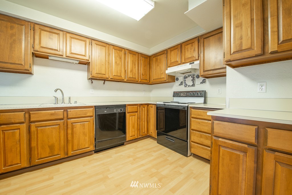 132 North 132nd Street, Unit 202 Seattle, WA 98133 - Photo 10 of 25