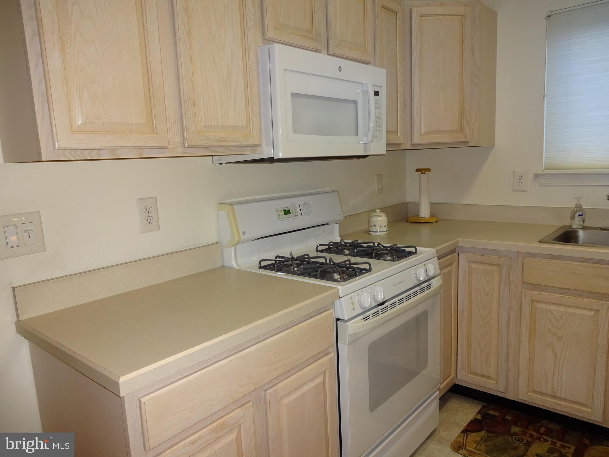 73 Mayfair Road Southampton, NJ 08088 - Photo 8 of 25 Gas Cooking w/Built-In Micro, Lazy Susan Cabinet