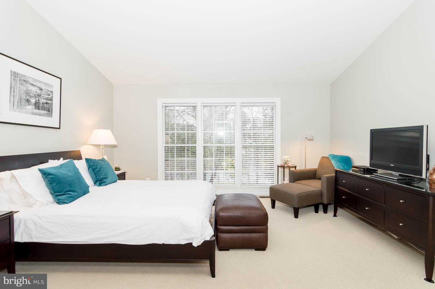 9735 Hidden Valley Road Vienna, VA 22181 - Photo 6 of 29 Bedroom