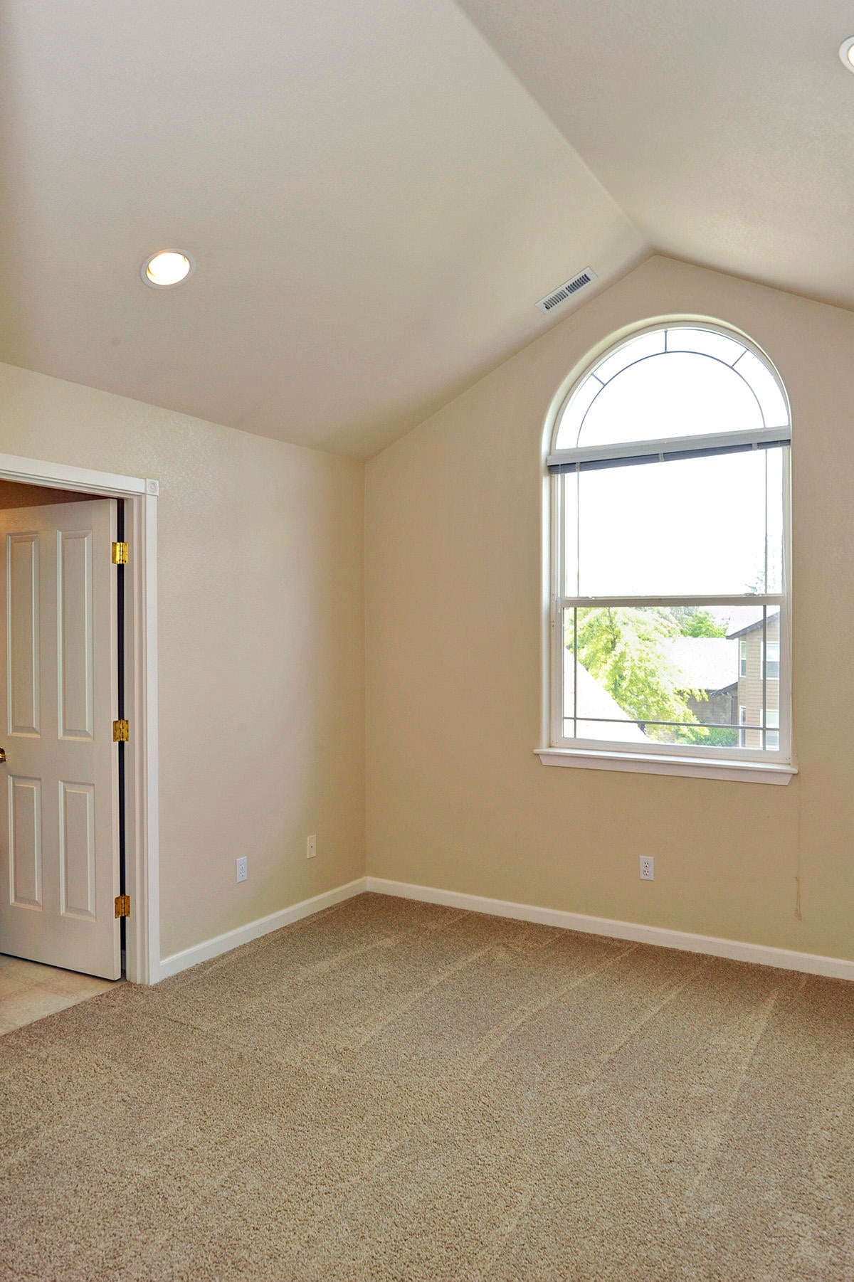 19834 Powers Road Bend, OR 97702 - Photo 18 of 22 Second level guest bedroom with vaulted ceiling, new carpet, ceiling speaker and ensuite full bathroom!