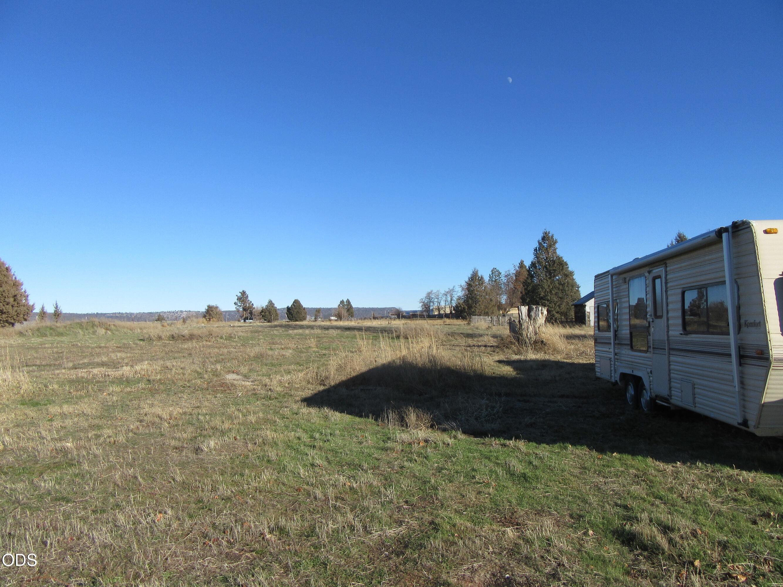 9805 East Langell Valley Road Bonanza, OR 97623 - Photo 35 of 41 a view of a lake from a yard