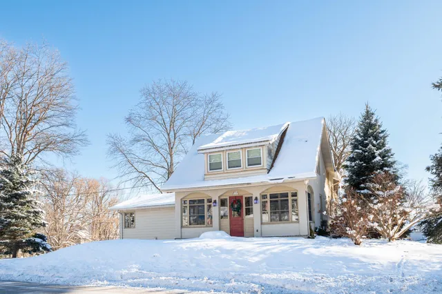 $2,200,000 | W304N2426 Maple Avenue, Delafield, WI 53072