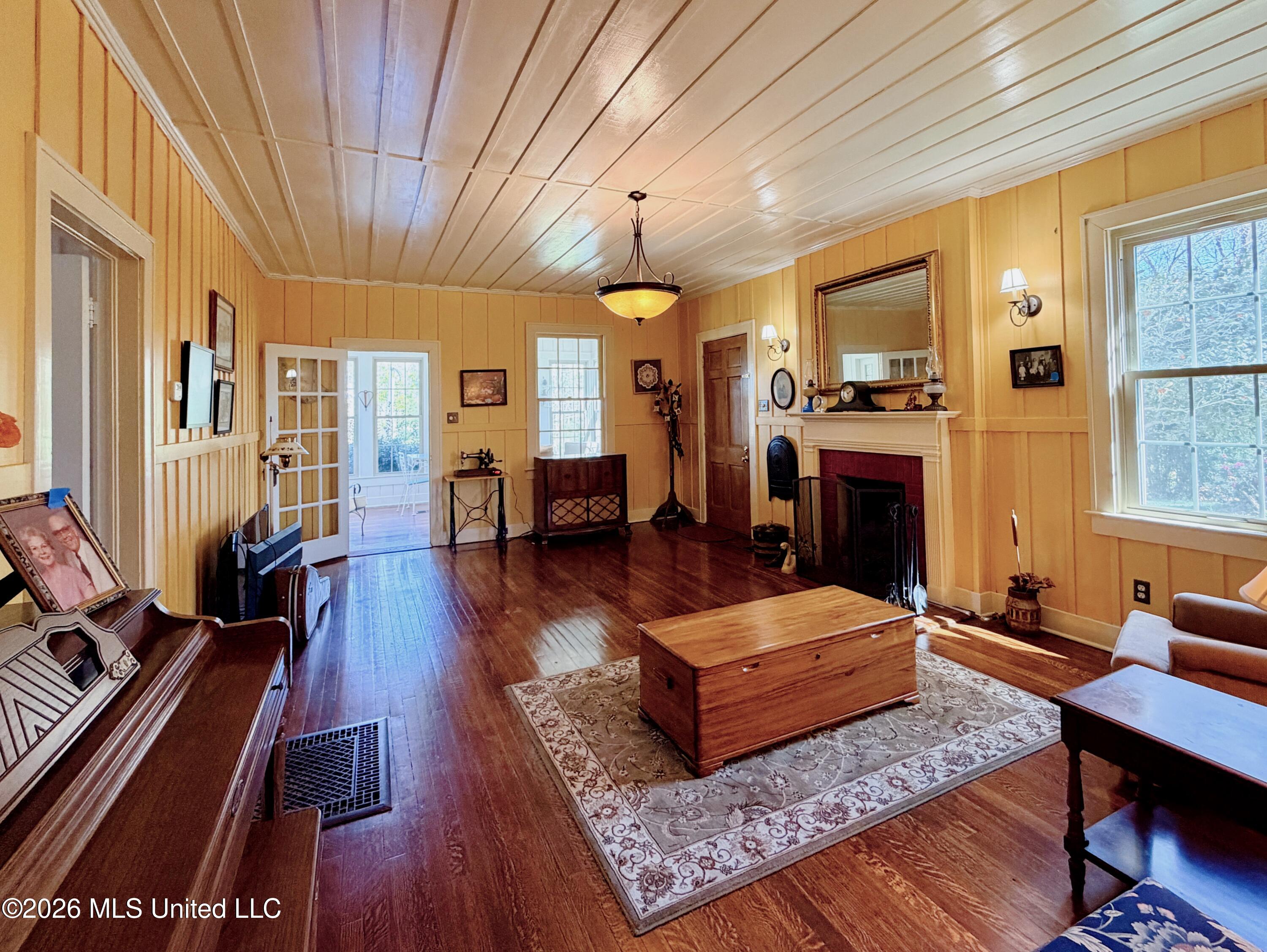 78 Government Fleet Road Natchez, MS 39120 - Photo 9 of 34 78 Government Living Room