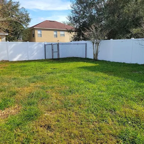 a view of a backyard