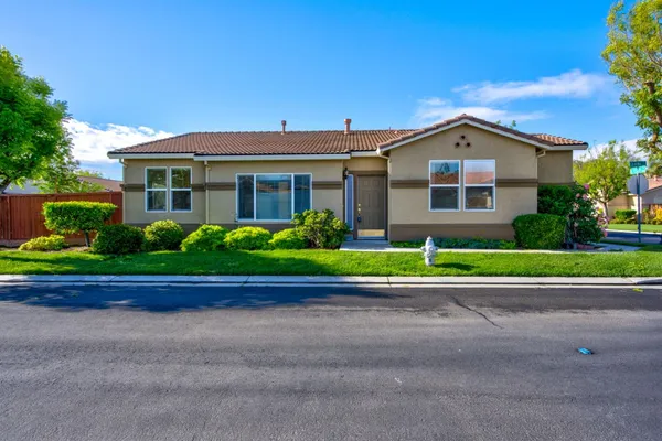 $344,500 | 824 El Tesoro Lane, Los Banos, CA 93635