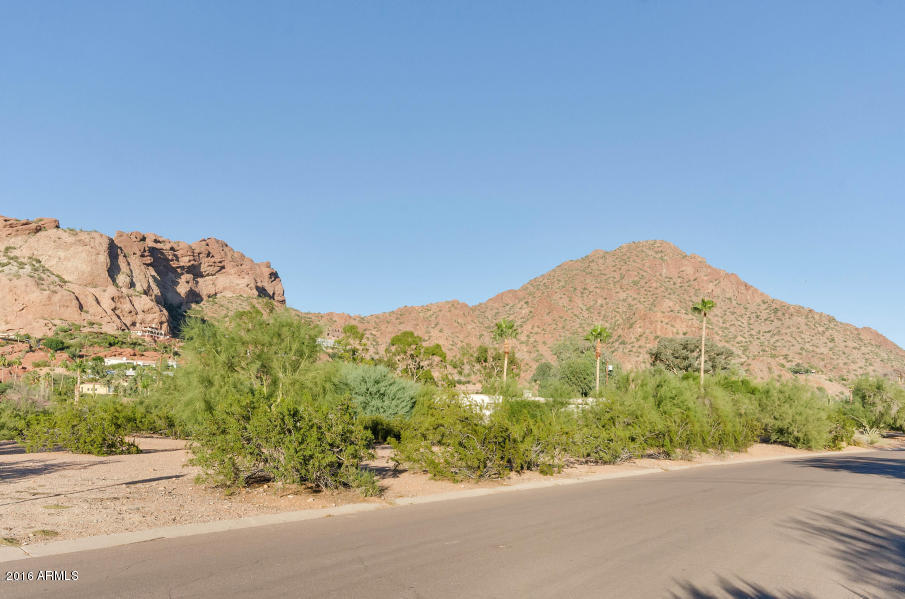 5111 North Camelhead Road Phoenix, AZ 85018 - Photo 7 of 34 Desert/mountain view 1