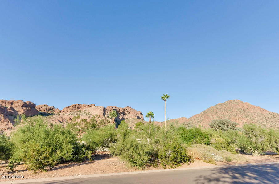5111 North Camelhead Road Phoenix, AZ 85018 - Photo 9 of 34 Desert/mountain view 3