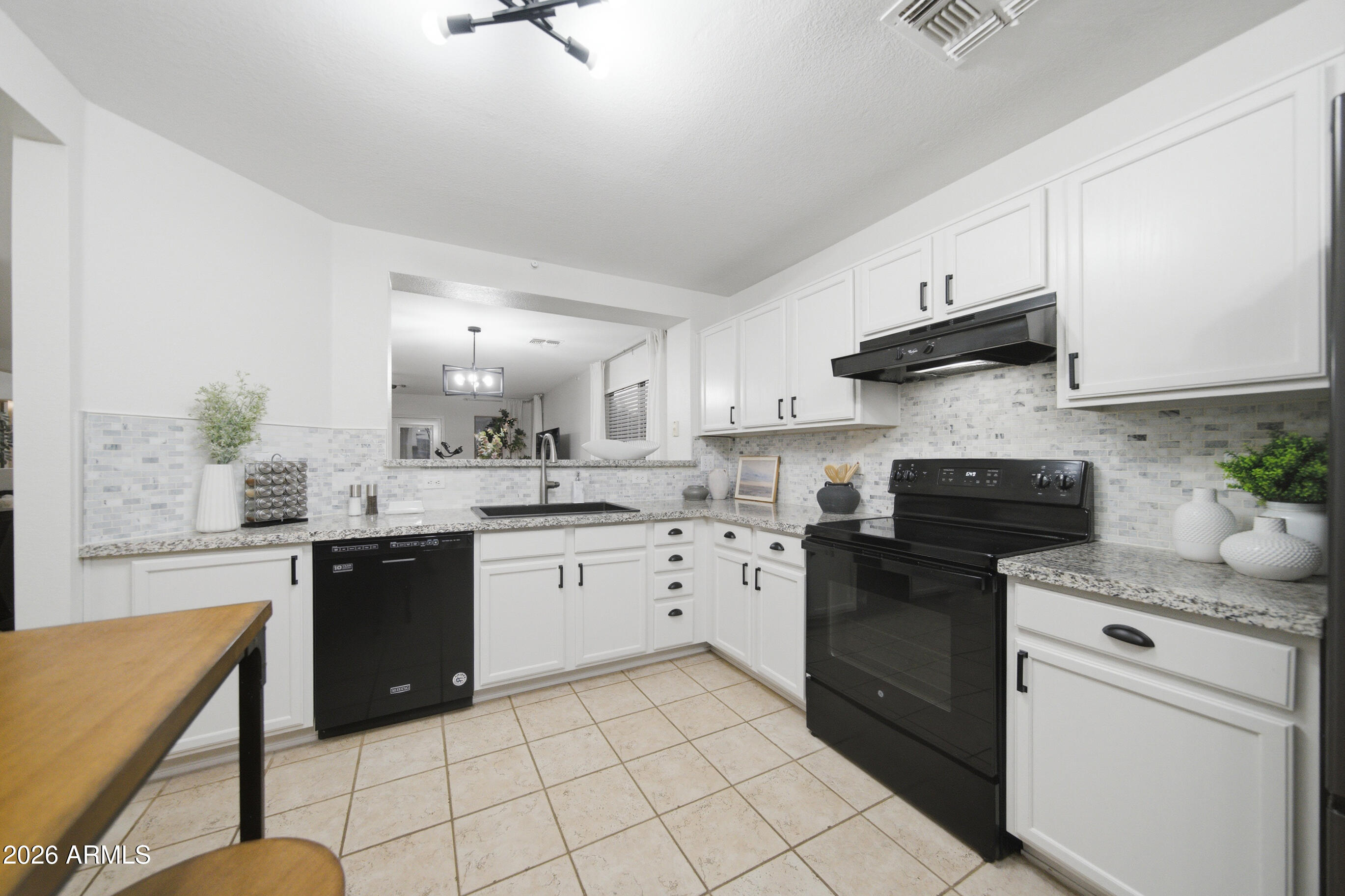 738 South Colonial Street Gilbert, AZ 85296 - Photo 8 of 29 Kitchen