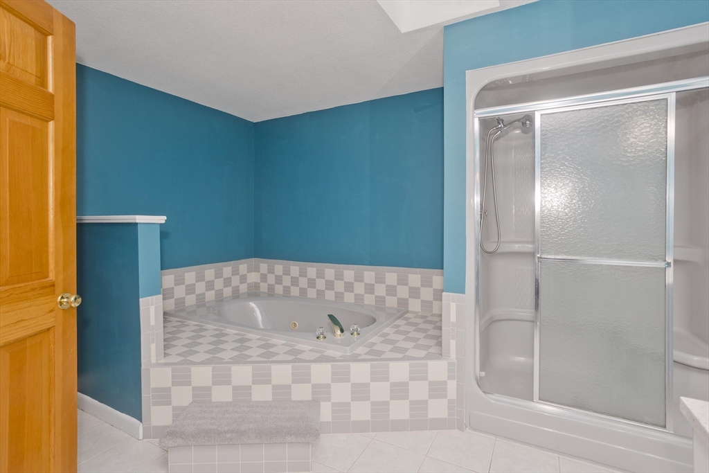 27 Bunker Circle East Longmeadow, MA 01028 - Photo 17 of 36 a bathroom with a bathtub