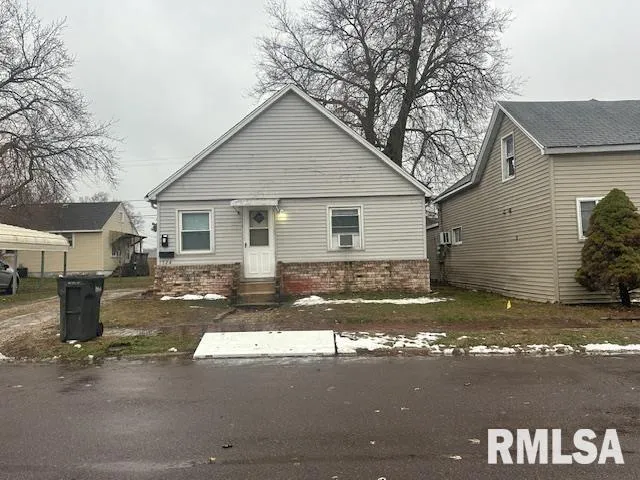 $949 | 524 Caroline Street, Unit A, Pekin, IL 61554