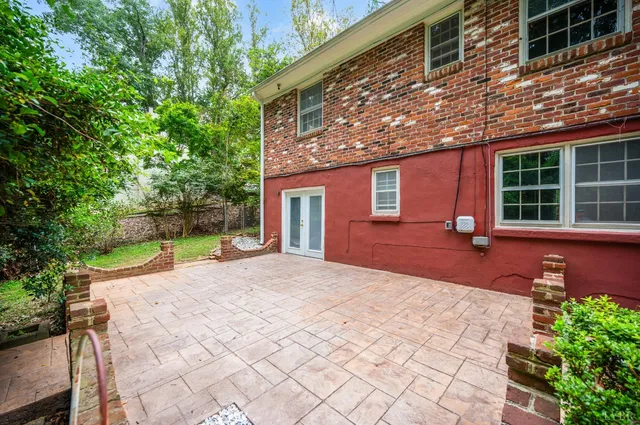 a view of a back yard