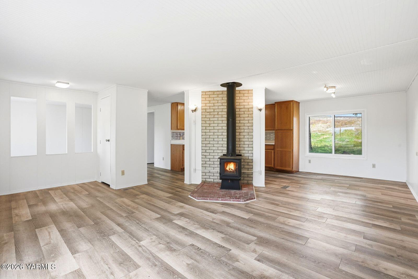 13301 Marble Road Yakima, WA 98908 - Photo 6 of 29 6 - fireplace