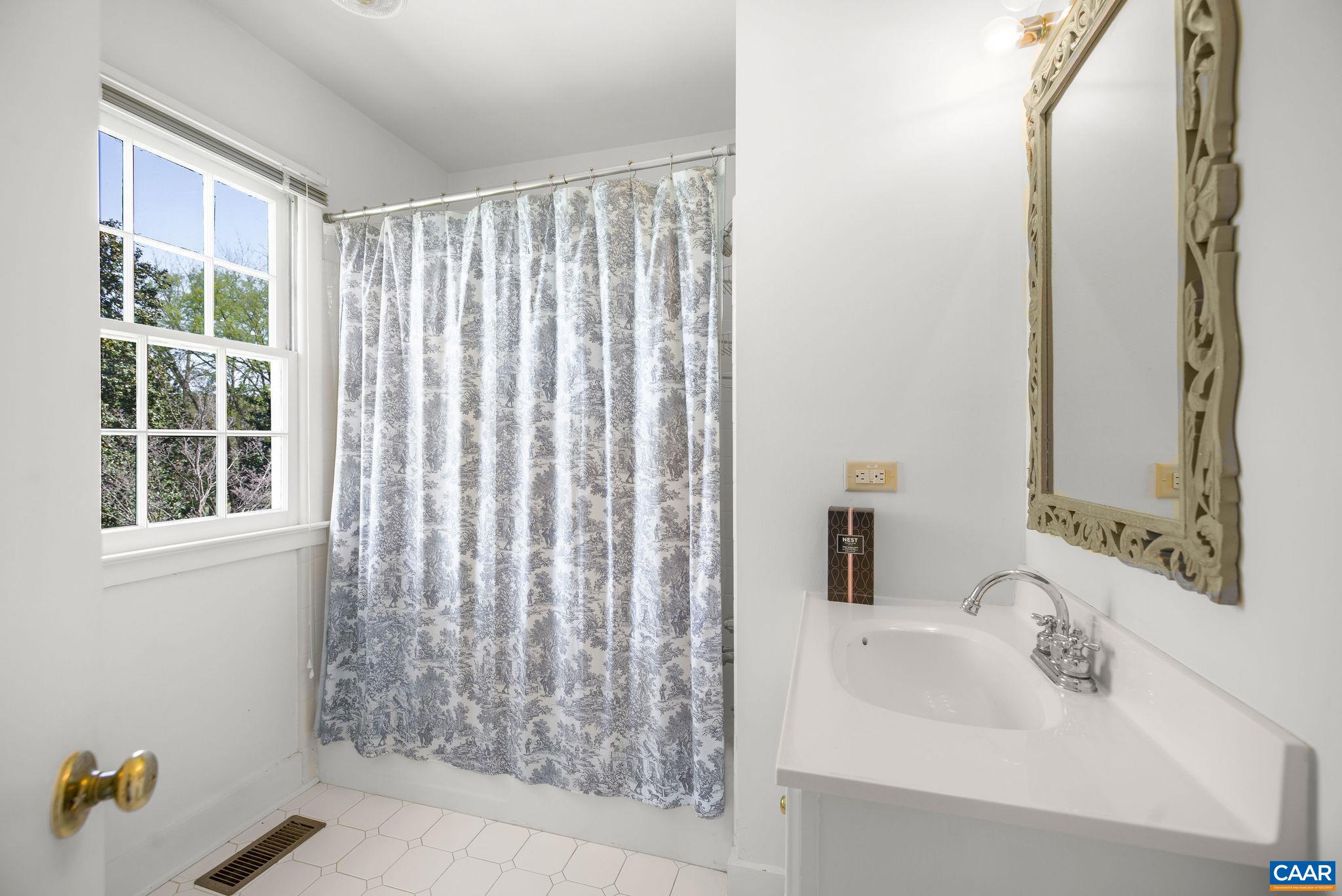 1985 Stony Point Road Charlottesville, VA 22911 - Photo 58 of 62 a bathroom with a bathtub and shower curtain
