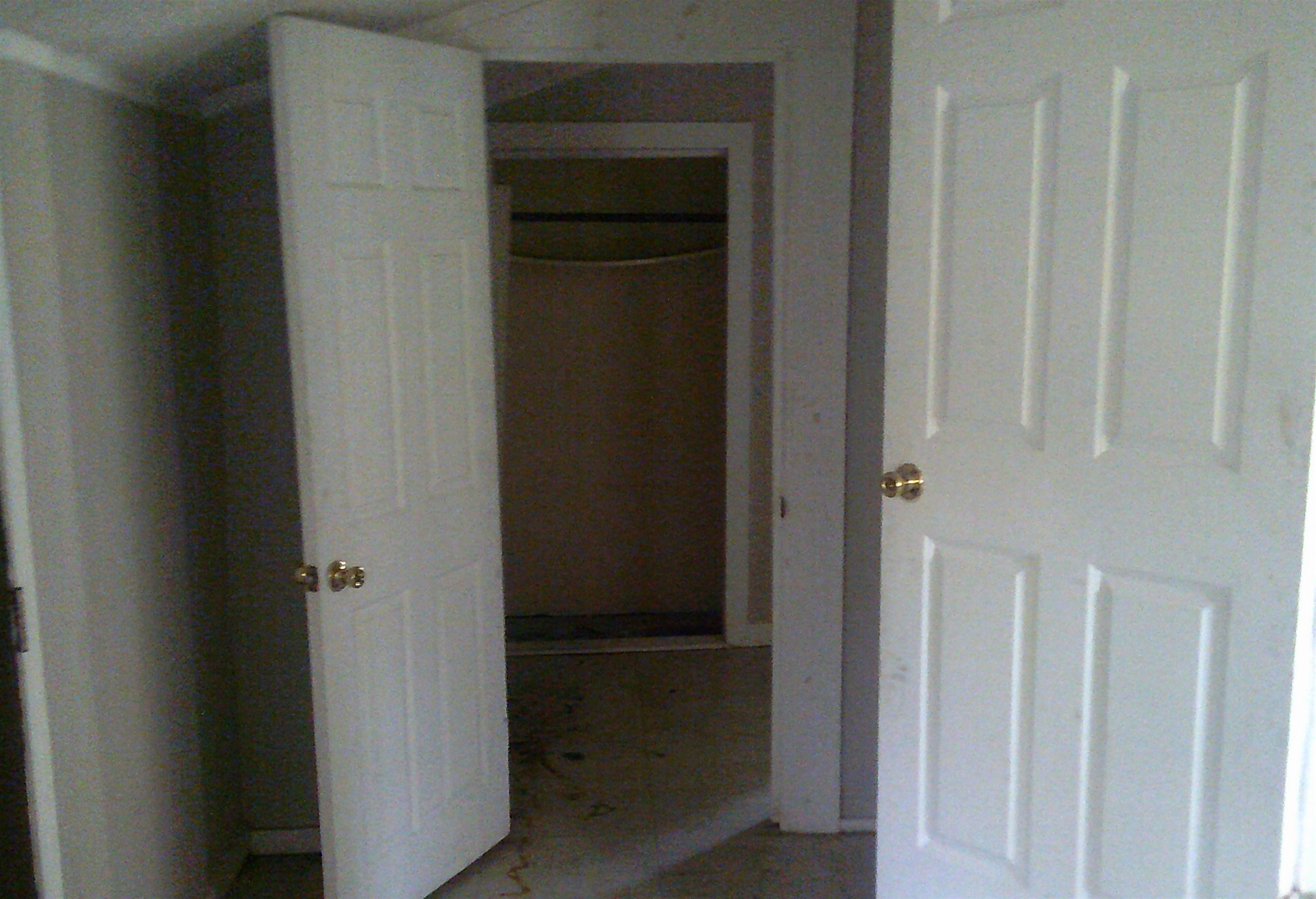 3075 Lotus Road Memphis, TN 38109 - Photo 6 of 14 View of hall