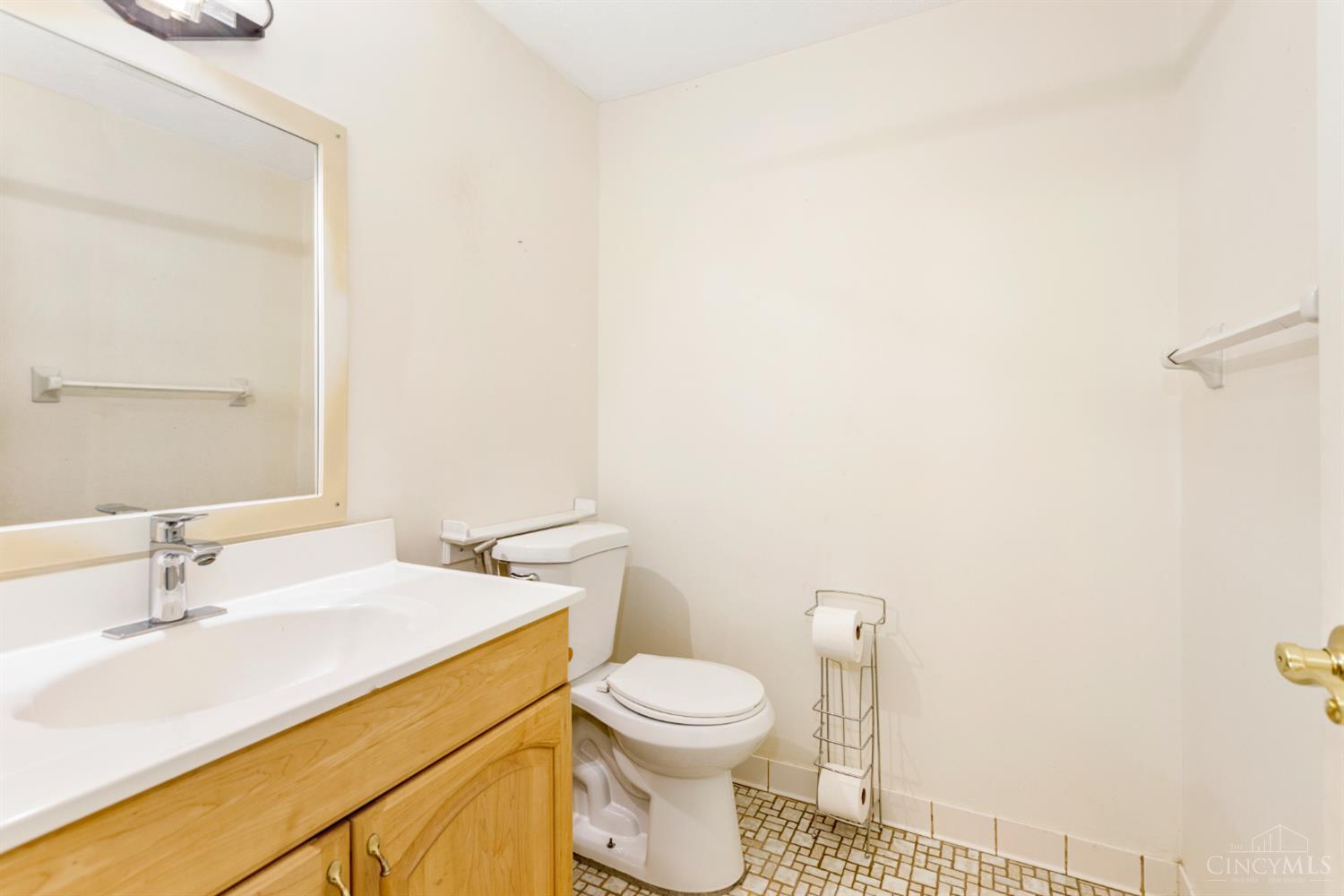 9699 Humphrey Road Cincinnati, OH 45242 - Photo 18 of 28