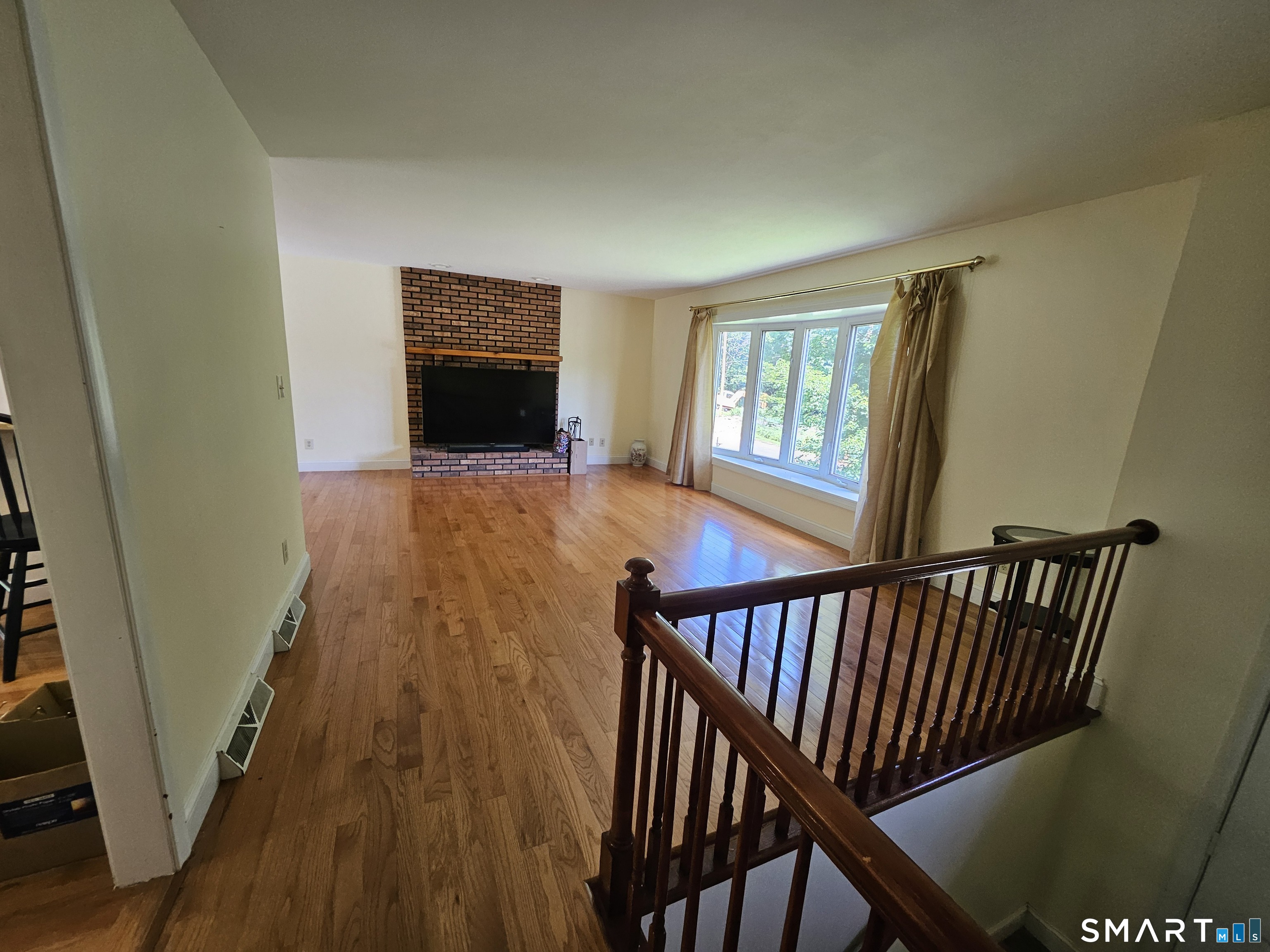 172 Country Hills Road Hamden, CT 06514 - Photo 3 of 15 Gallery Image 3