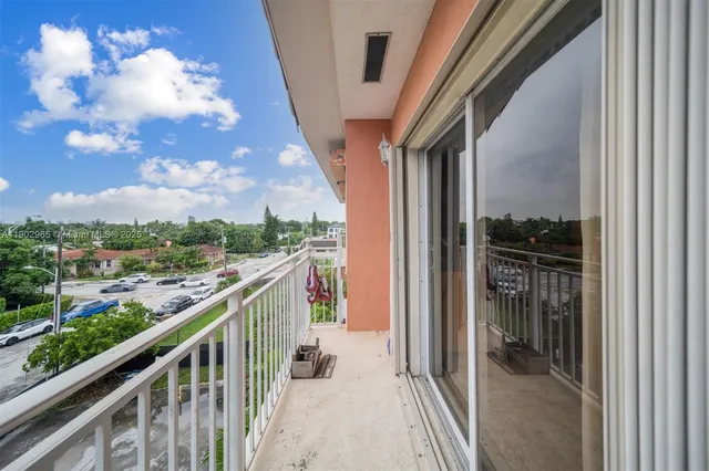 $1,100,000 | 9008 Collins Avenue, Unit 402, Surfside, FL 33154