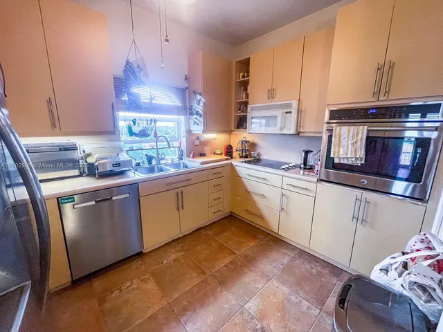 $1,100,000 | 9008 Collins Avenue, Unit 402, Surfside, FL 33154