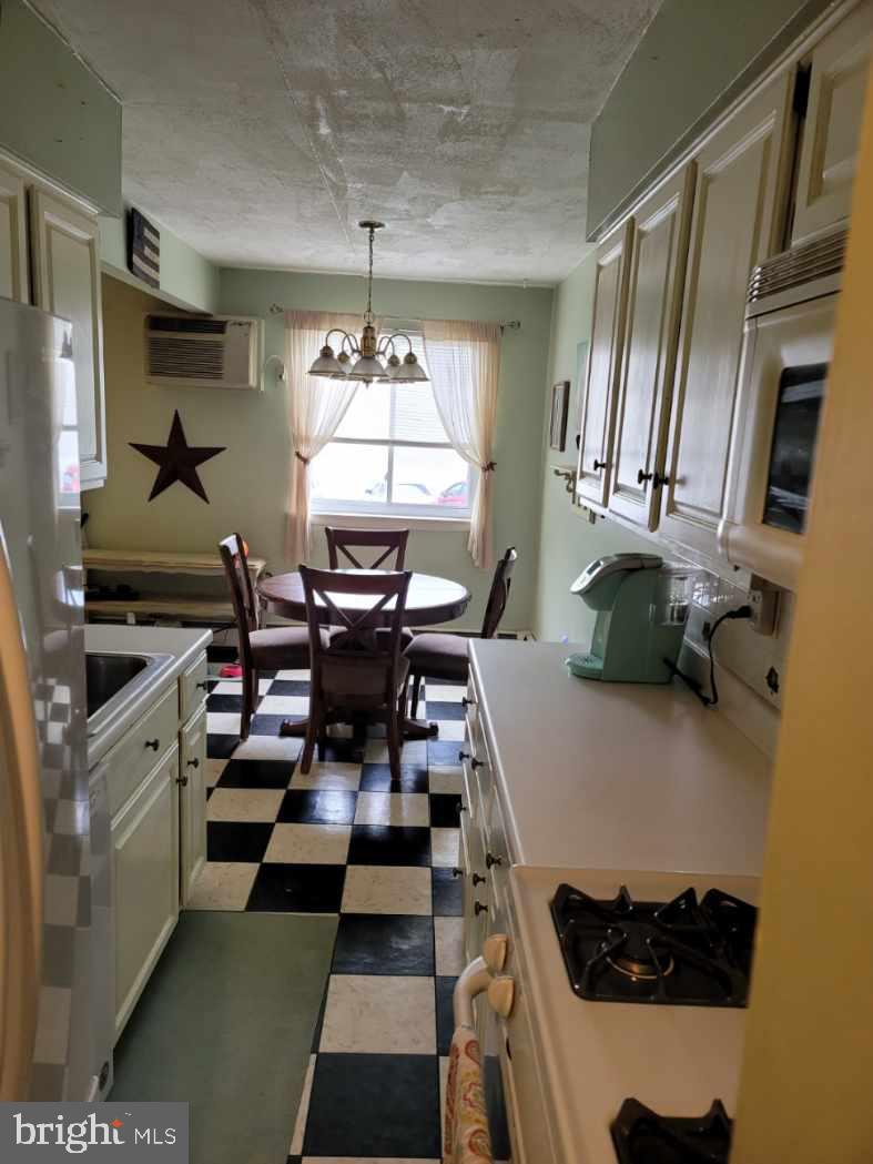 110 Byberry Road, Unit F4 Philadelphia, PA 19116 - Photo 4 of 15 Kitchen and dining area