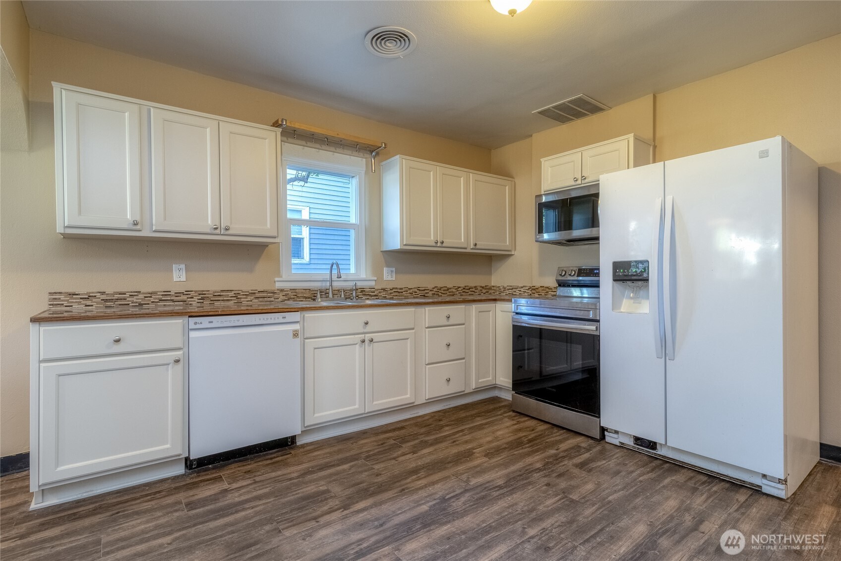 627 Juniper Street Walla Walla, WA 99362 - Photo 13 of 29 a kitchen with granite countertop a refrigerator sink and cabinets