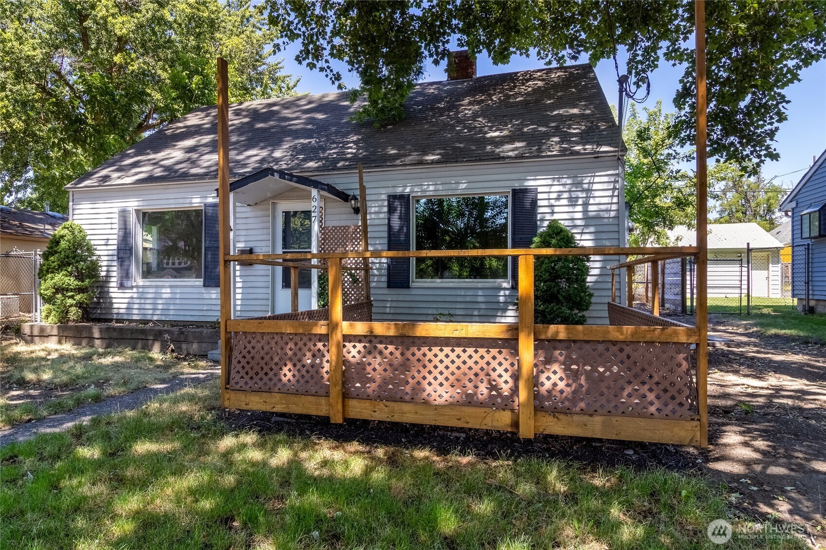 627 Juniper Street Walla Walla, WA 99362 - Photo 2 of 29 front view of a house with a big yard