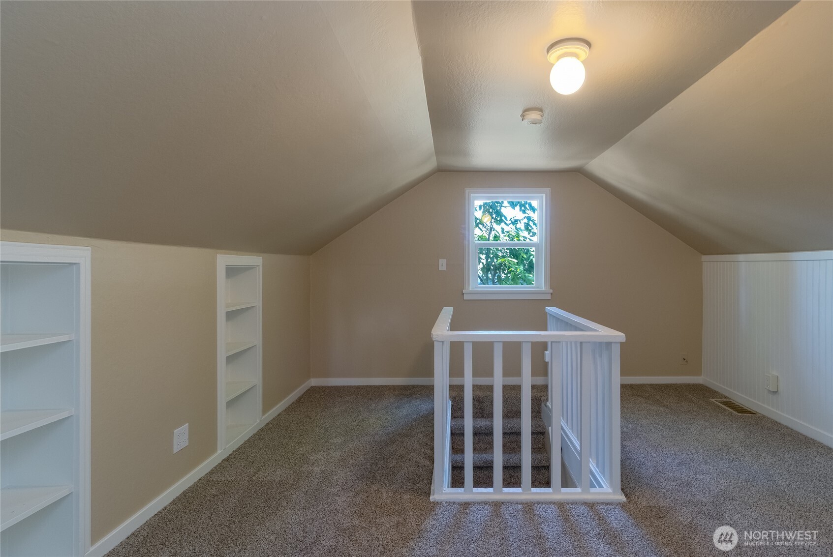 627 Juniper Street Walla Walla, WA 99362 - Photo 21 of 29 an empty room with windows