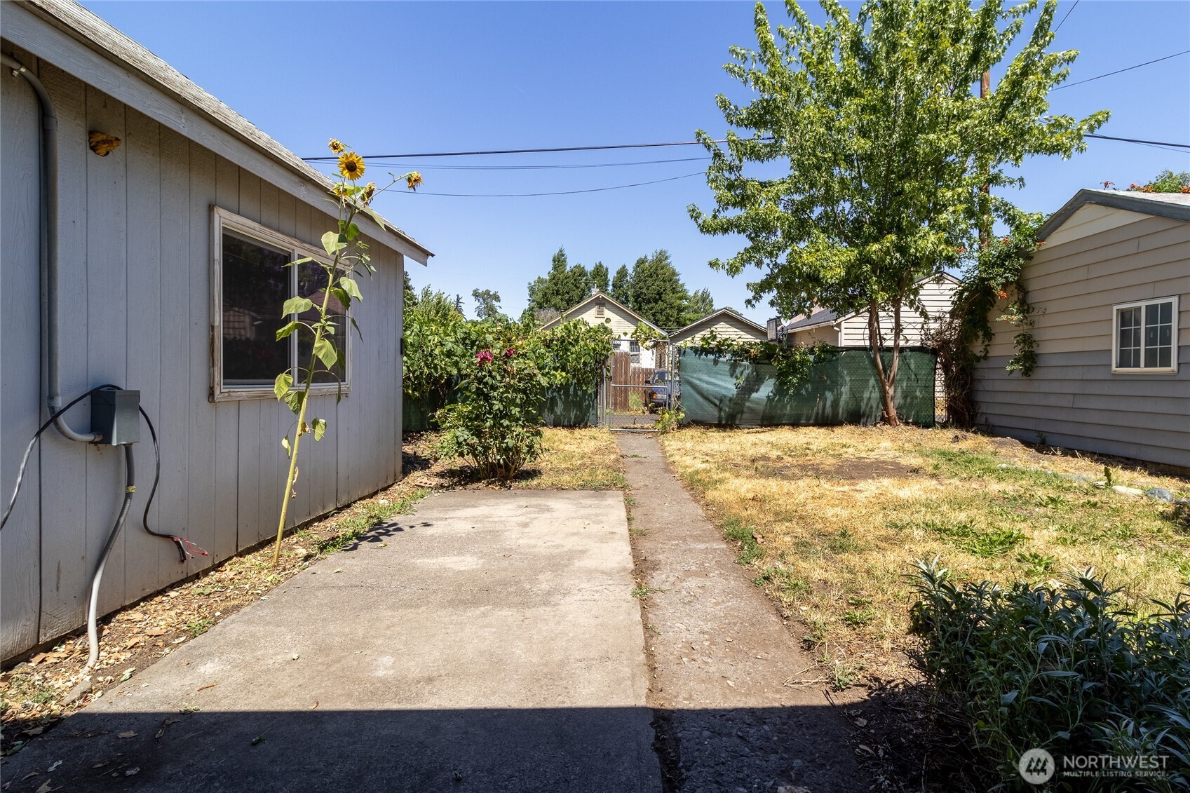 627 Juniper Street Walla Walla, WA 99362 - Photo 26 of 29 a view of a backyard of the house