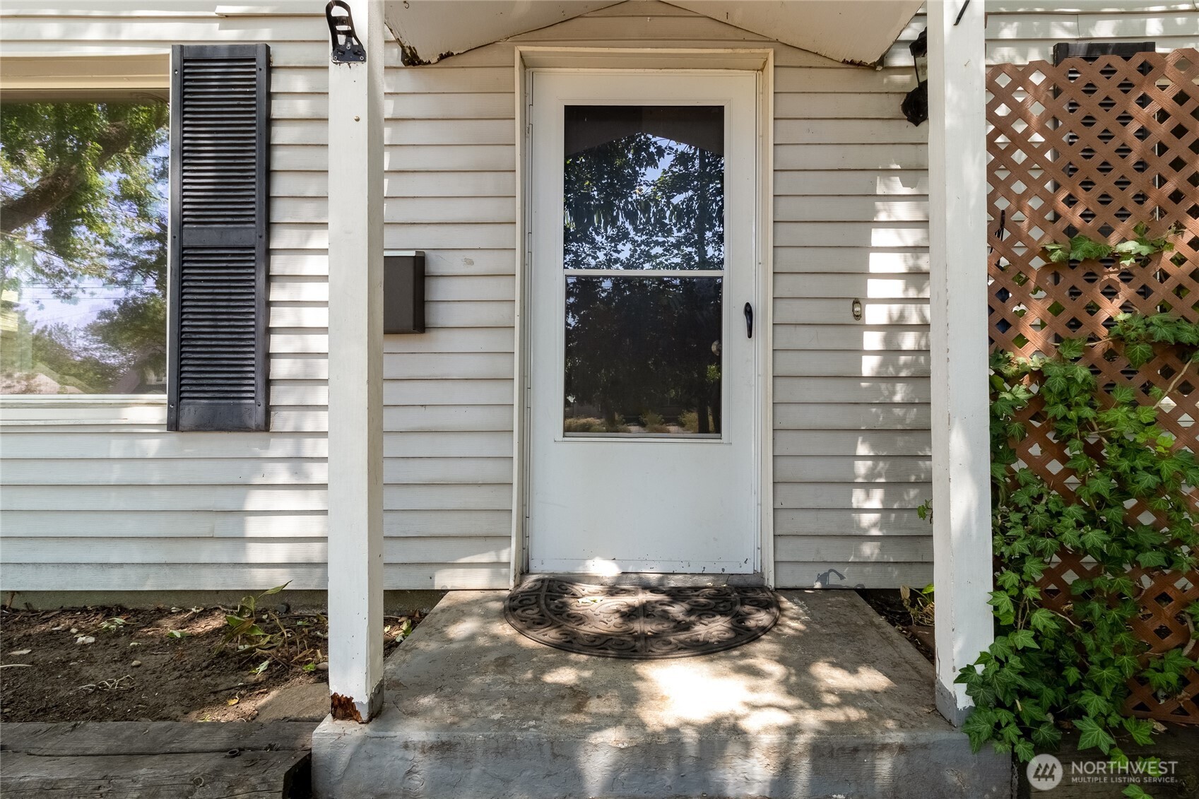 627 Juniper Street Walla Walla, WA 99362 - Photo 28 of 29 a view of a door of the house