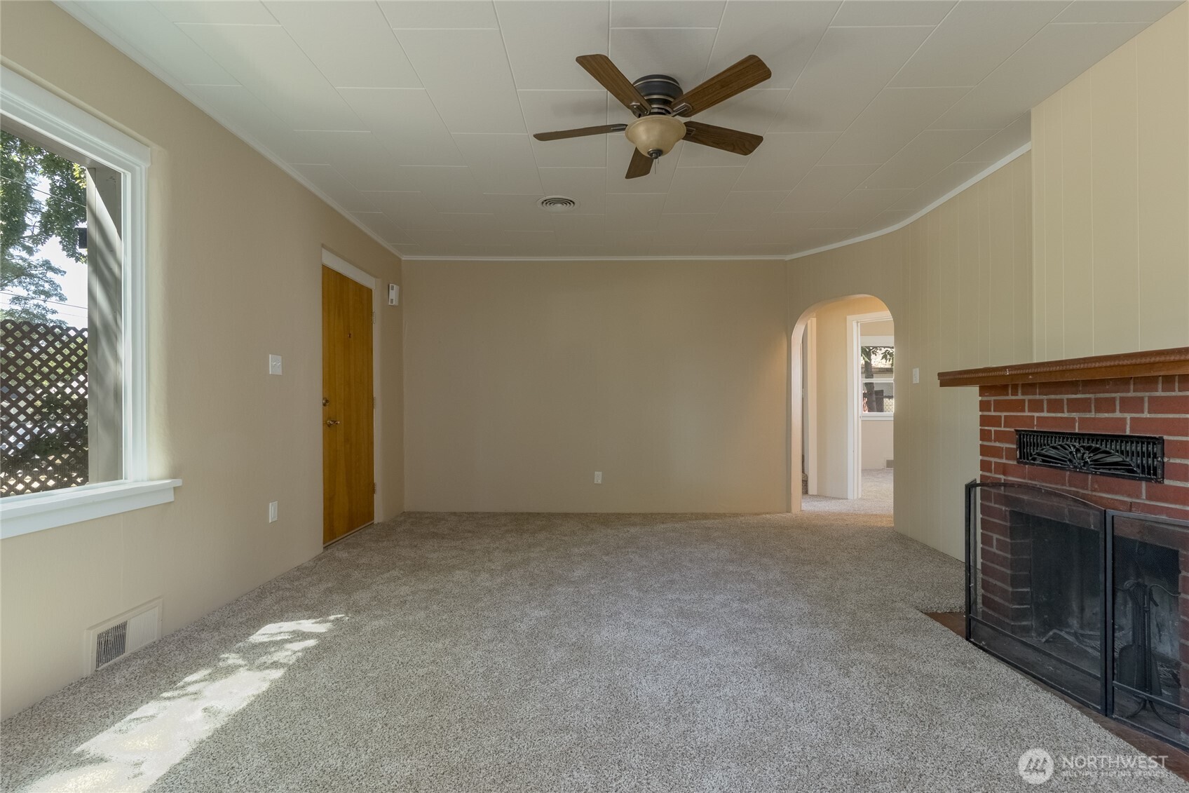 627 Juniper Street Walla Walla, WA 99362 - Photo 4 of 29 an empty room with windows