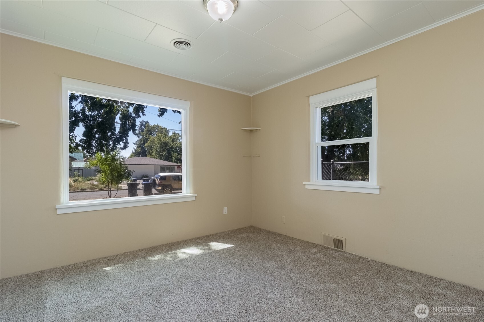 627 Juniper Street Walla Walla, WA 99362 - Photo 6 of 29 an empty room with a window