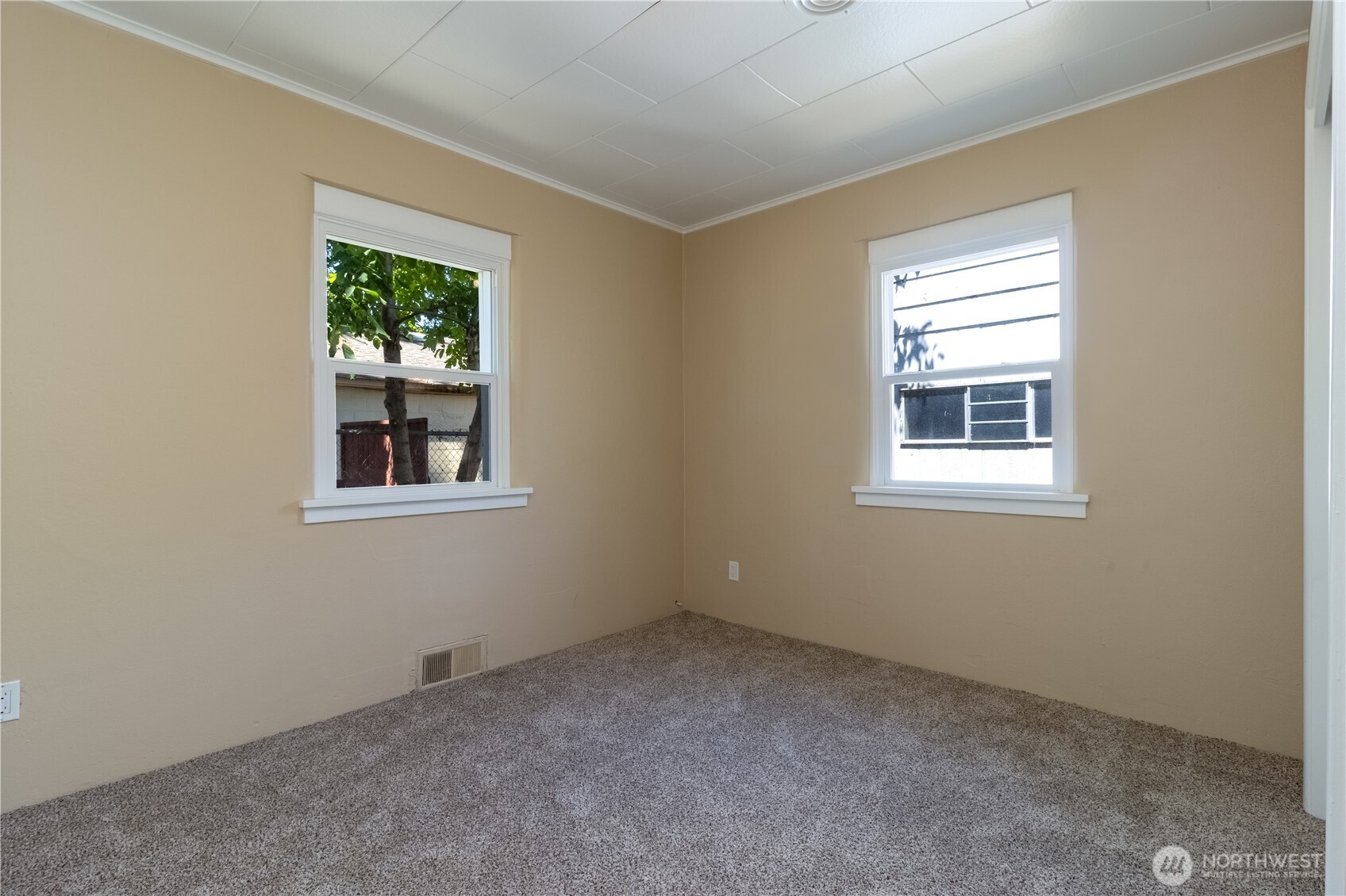 627 Juniper Street Walla Walla, WA 99362 - Photo 8 of 29 a view of an empty room with a window