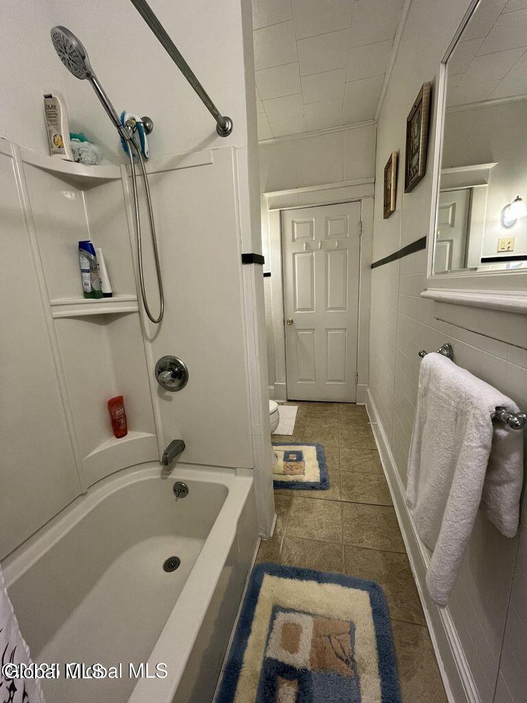 240-242 Vrooman Avenue, Unit 2 Amsterdam, NY 12010 - Photo 2 of 13 20250312214833390658000000-o