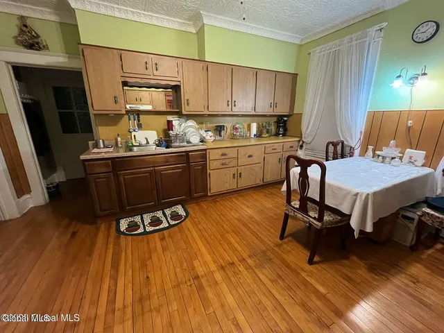 $1,800 | 240-242 Vrooman Avenue, Unit 2, Amsterdam, NY 12010