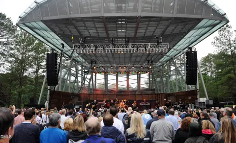 a view of a back yard