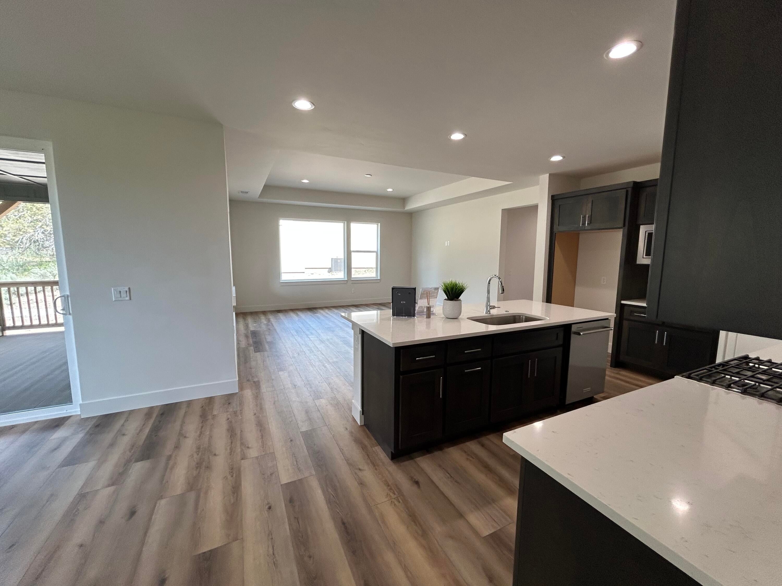 1094 Timber Rdg Loop Klamath Falls, OR 97601 - Photo 11 of 18 Kitchen Living room