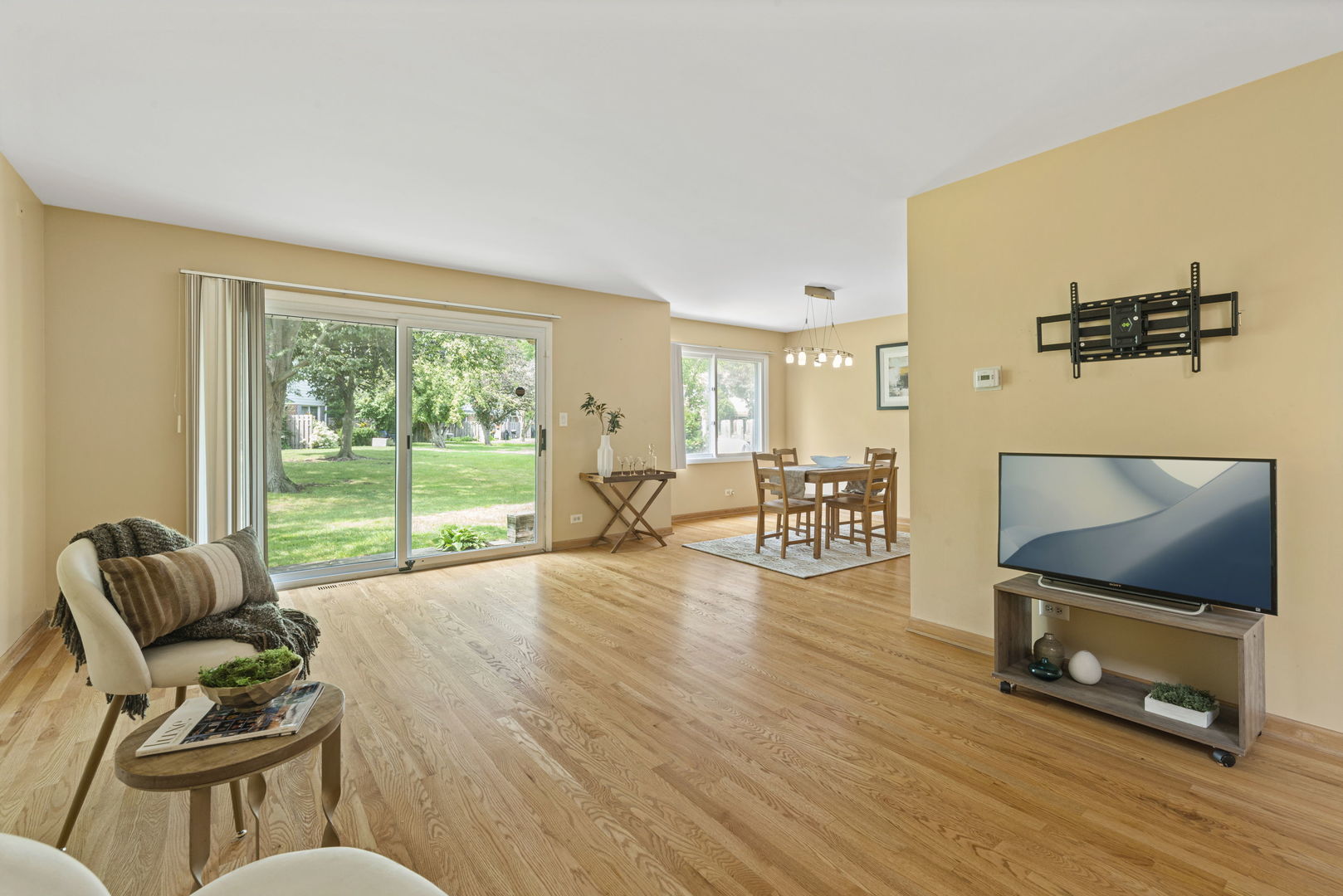 416 Swallow Lane Deerfield, IL 60015 - Photo 3 of 31 a living room with furniture and a flat screen tv